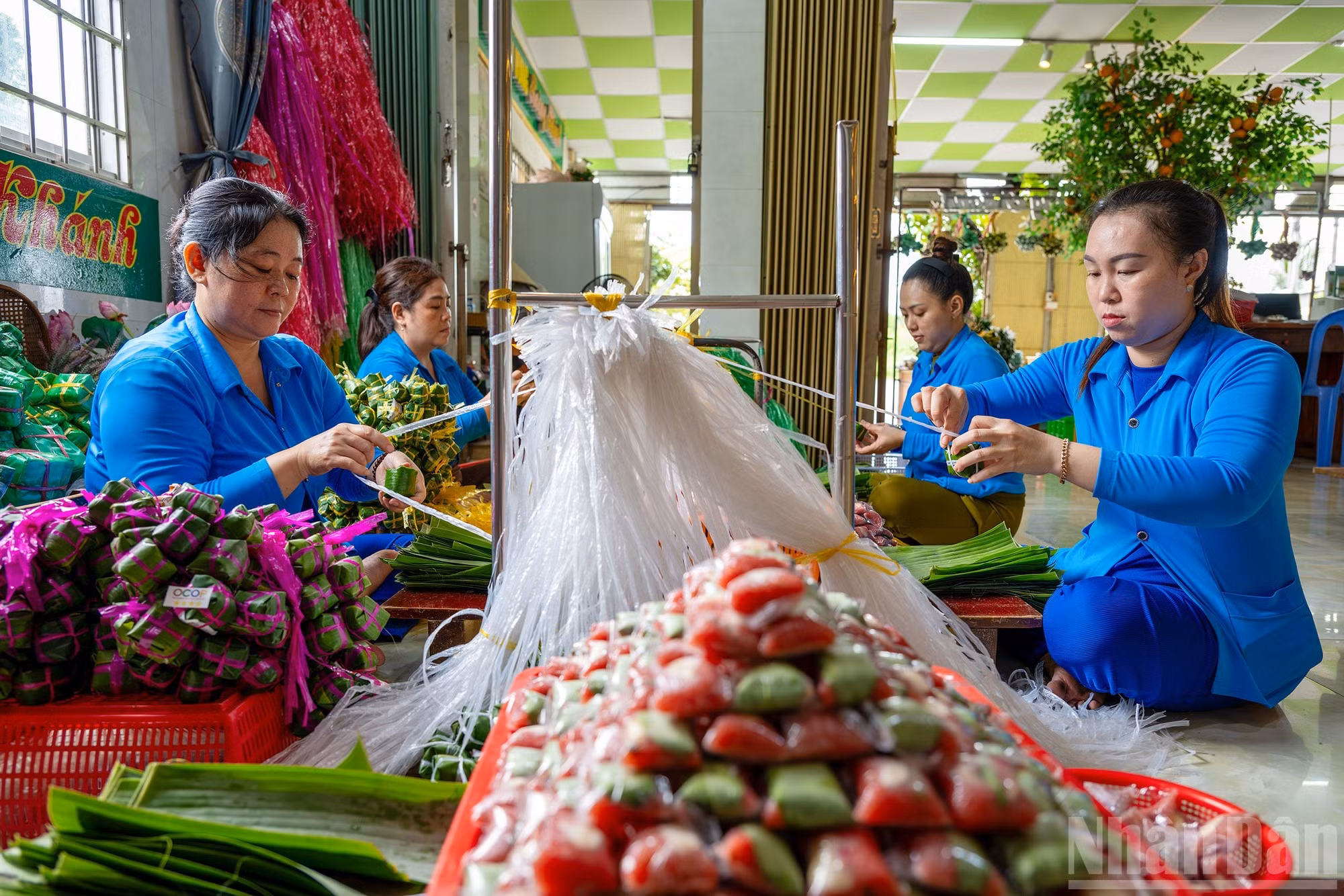 Pour permettre aux visiteurs de distinguer facilement les différents types de nems traditionnels, de nems au galanga et de nems en rouleau au moment de leur achat, Ngoc Thuy utilise des liens de différentes couleurs pour attacher les produits. Photo : NDEL.