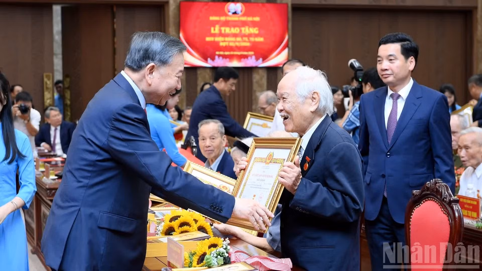 Le secrétaire général du Parti et Président de la République To Lam remet l’insigne récompensant 80 années d’adhésion au Parti aux membres du Parti de Hanoi. (Photo : Dang Khoa)