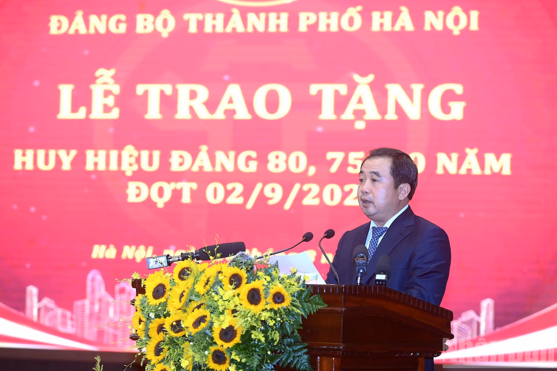 Le secrétaire du Comité du Parti de Hanoi Tran Duc Thang s’exprime lors de la cérémonie de remise des insignes d'adhésion au Parti.