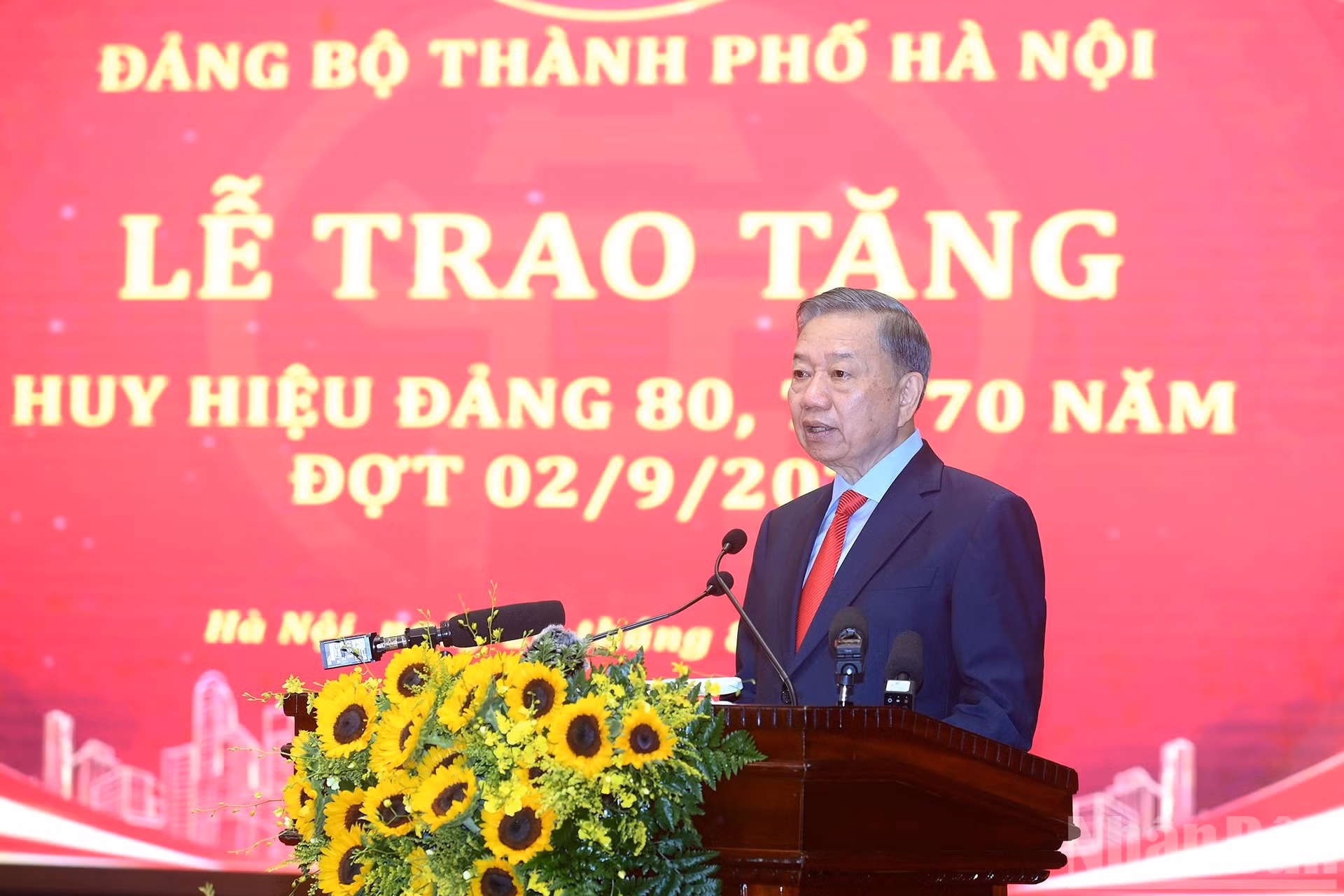 Le secrétaire général du Parti et président de la République To Lam prononce un discours lors de la cérémonie de remise des insignes d'adhésion au Parti organisée par le Comité du Parti de Hanoi.