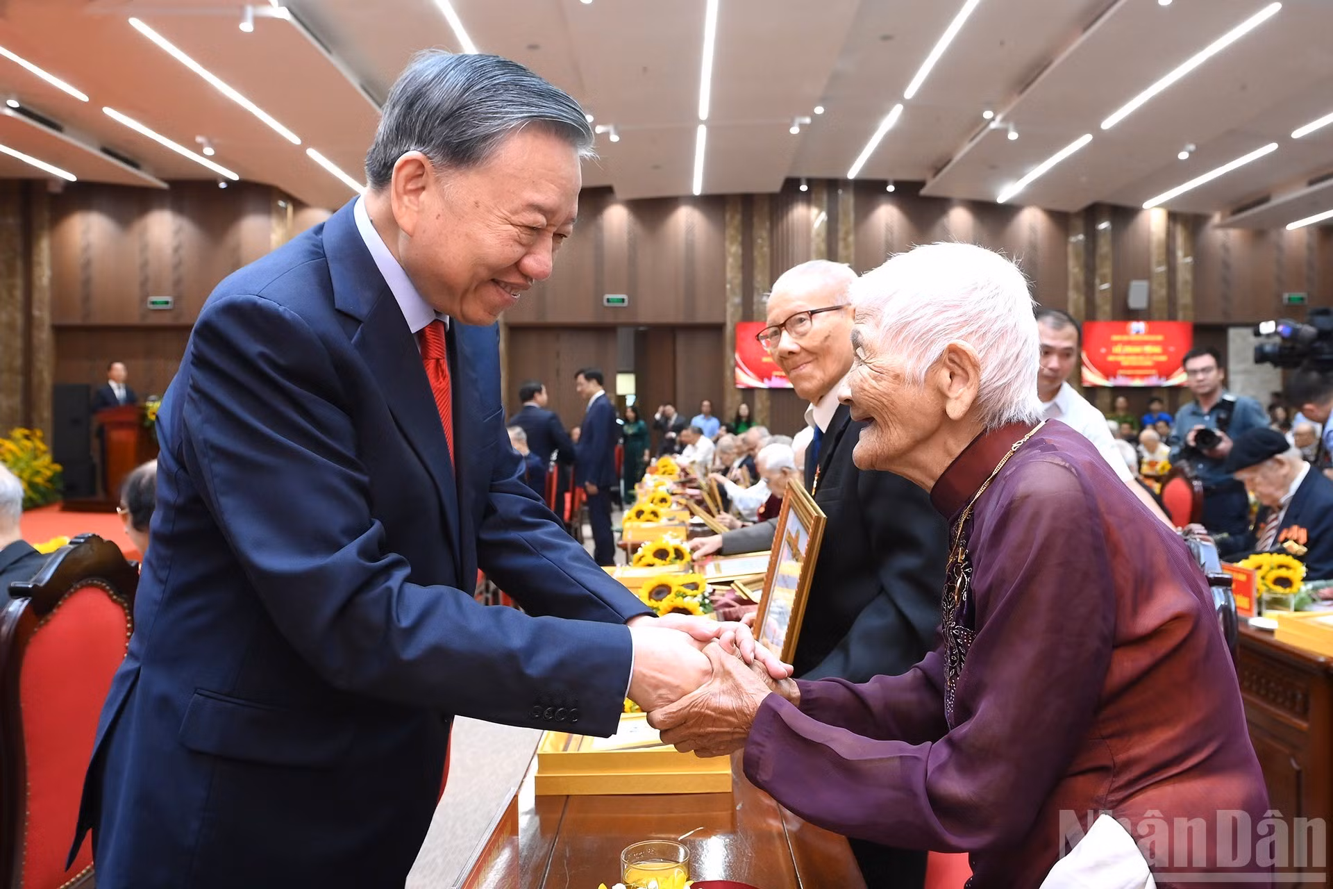 Le secrétaire général du Parti et président de la République To Lam félicite la membre du Parti Nguyen Thi Uoc, qui reçoit l’insigne récompensant 80 années d’adhésion au Parti à l’occasion de la Fête nationale du 2 septembre.