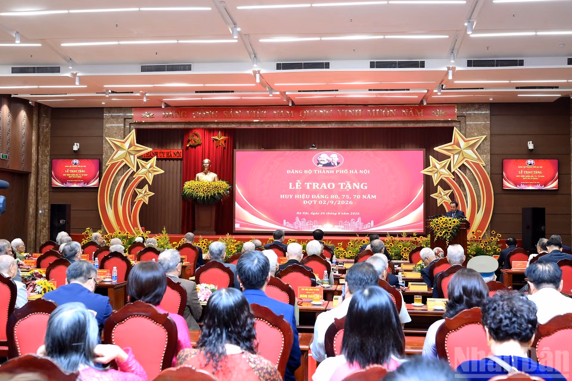 Le Comité du Parti de Hanoi organise la cérémonie de remise des insignes récompensant 80, 75 et 70 années d’adhésion au Parti aux membres du Parti.