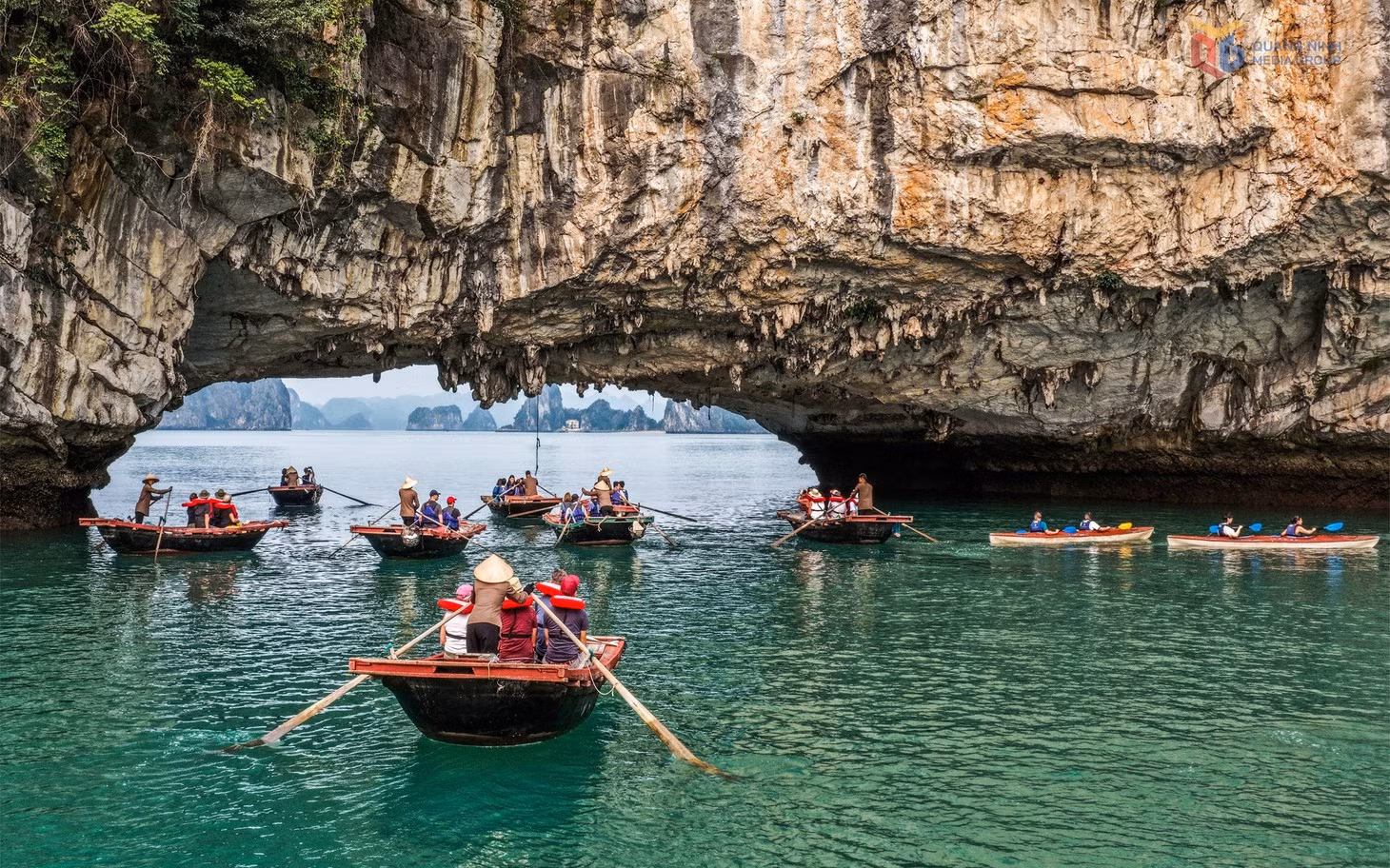 Les visiteurs découvrent la beauté du patrimoine de la baie d’Ha Long en pratiquant le kayak. Photo : baoquangninh