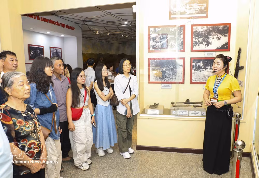 Une guide présente aux visiteurs l’exposition du Musée de la Victoire de Dien Bien Phu. Photo: VNA