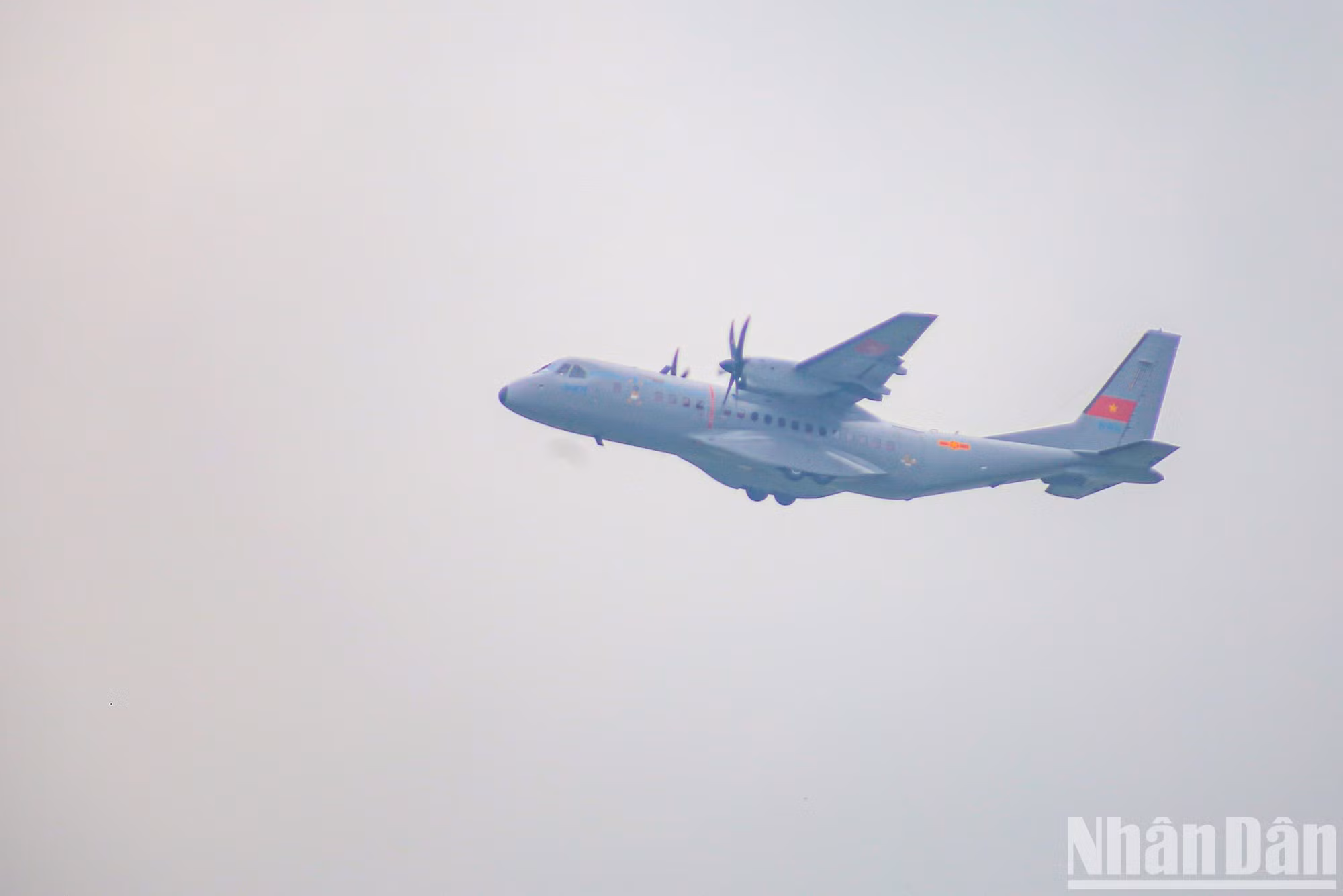 Après la cérémonie commémorative, les échantillons ont été embarqués par une garde d’honneur à bord d’un avion de transport militaire CASA C-295 de la 918e brigade de l’Armée de défense aérienne et de l’Armée de l’air. L’appareil a décollé de la gare militaire de l’aéroport de Tan Son Nhat, à Hô Chi Minh-Ville, à destination de l’aéroport militaire de Gia Lam, à Hanoï.