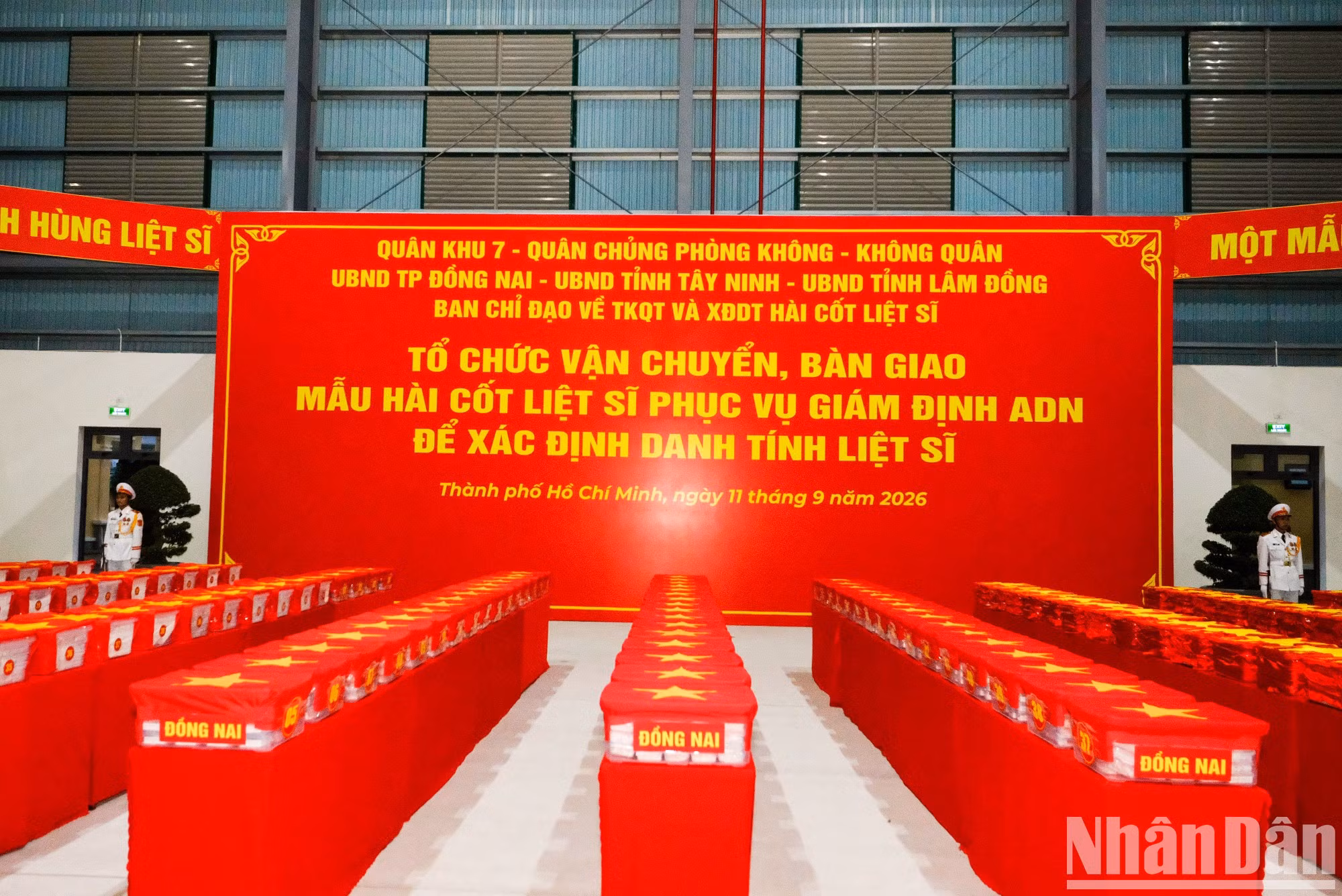Dès 6 heures, la gare militaire de l’aéroport international de Tan Son Nhat a été plongée dans une atmosphère solennelle à l’occasion de la cérémonie d’offrande de fleurs et d’encens en hommage aux soldats tombés pour la Patrie avant leur départ. Des bâtonnets d’encens et de profonds hommages ont accompagné ces échantillons lors de leur vol spécial, porteur de l’espoir de redonner un nom à ces valeureux enfants de la Patrie.