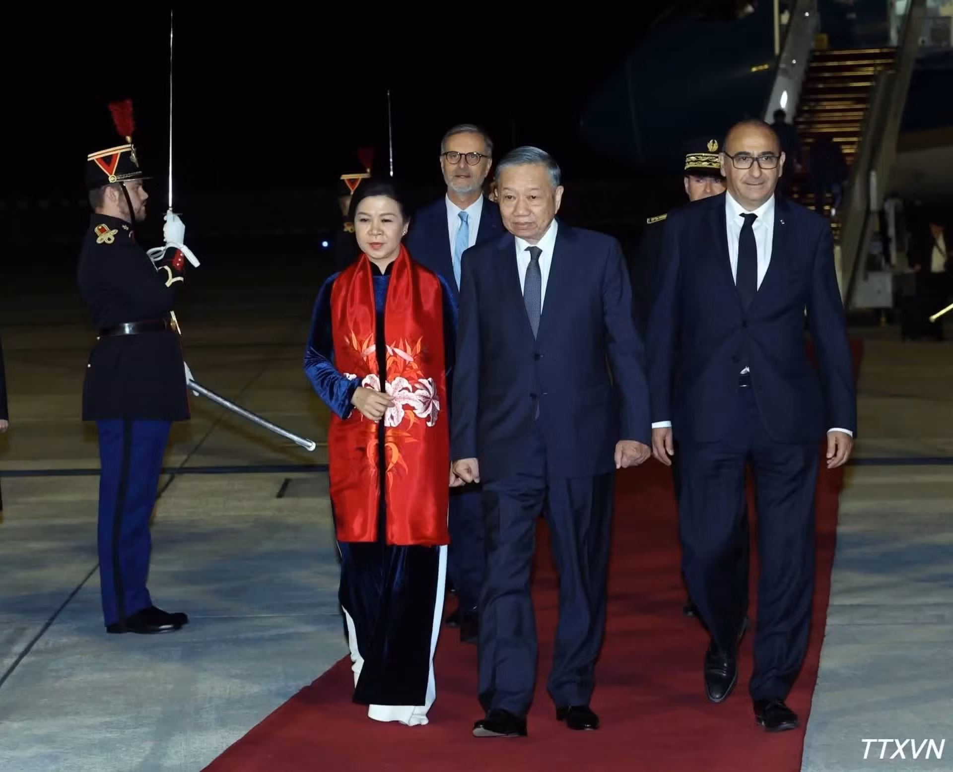 Accueil du secrétaire général du Parti et président de la République To Lam et de son épouse à l’aéroport d’Orly, à Paris. (Photo : VNA)