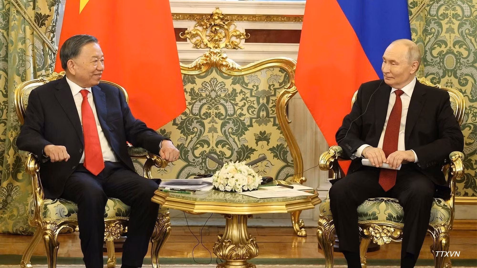 Le secrétaire général du Parti et président de la République To Lam s’entretient en tête-à-tête avec le président de la Fédération de Russie Vladimir Poutine. (Photo : VNA)