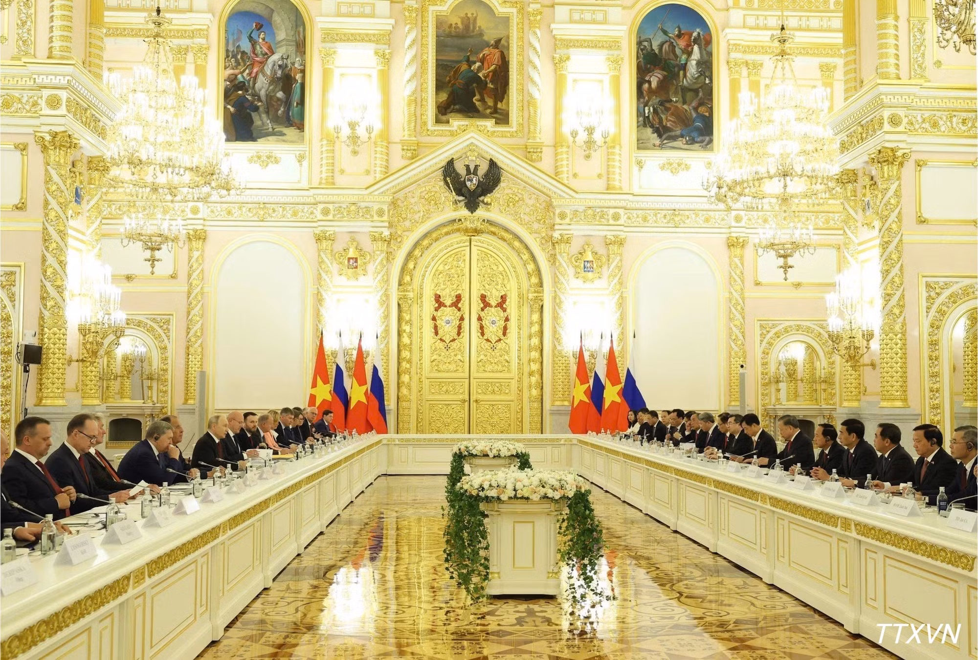 Le secrétaire général du Parti et président de la République To Lam s’entretient officiellement avec le président de la Fédération de Russie Vladimir Poutine. (Photo : VNA)