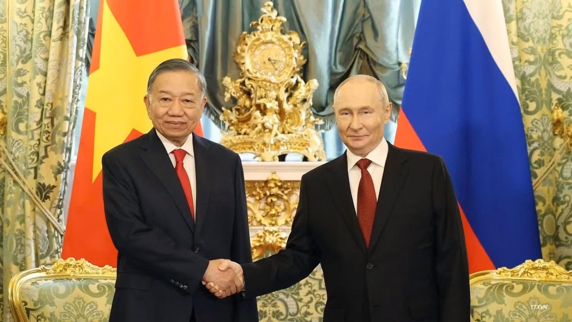 Le secrétaire général du PCV et président de la République To Lam (à gauche) et le président russe Vladimir Poutine posent pour une photo avant leur entretien.