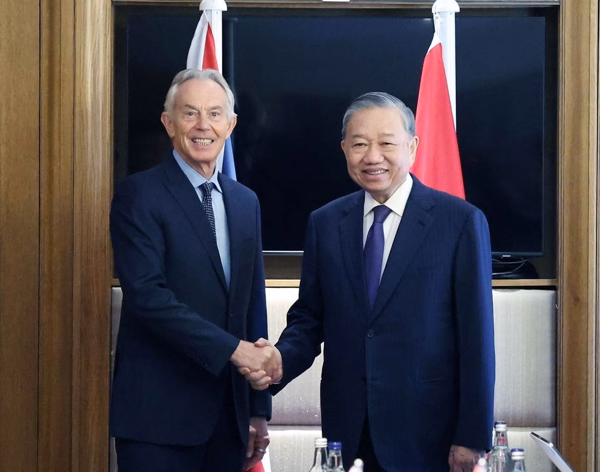 Le secrétaire général du Parti To Lam rencontre l'ancien Premier ministre britannique Tony Blair. Photo : VNA.
