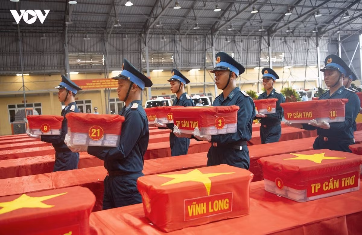 Les officiers et soldats ont manipulé et disposé avec le plus grand soin les caisses contenant les échantillons biologiques de restes de soldats tombés pour la Patrie avant leur remise à l’Institut de médecine légale militaire du ministère de la Défense pour les analyses ADN. Photo : VOV.