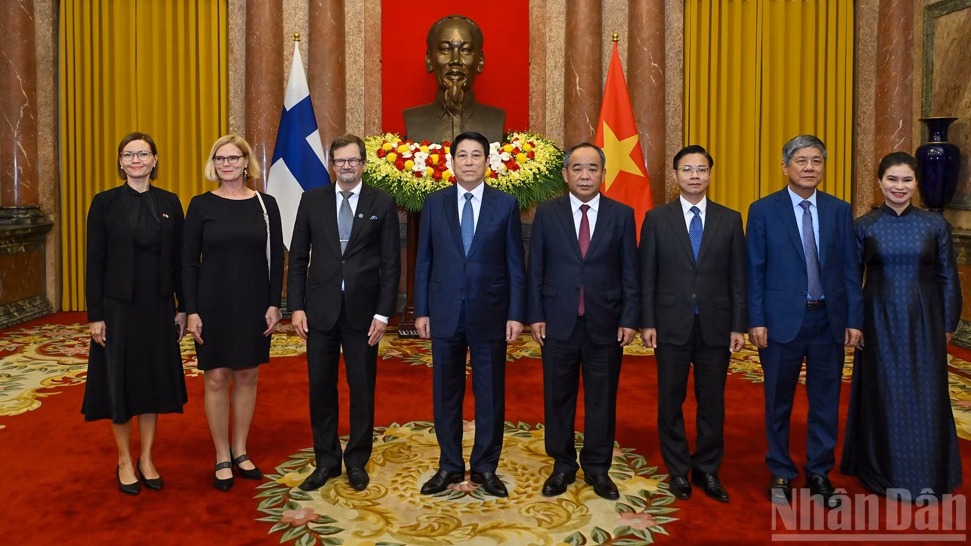 Le président Luong Cuong et l’ambassadeur de la République de Finlande au Vietnam, Pekka Voutilainen, et des délégués lors de la cérémonie de présentation des lettres de créance.