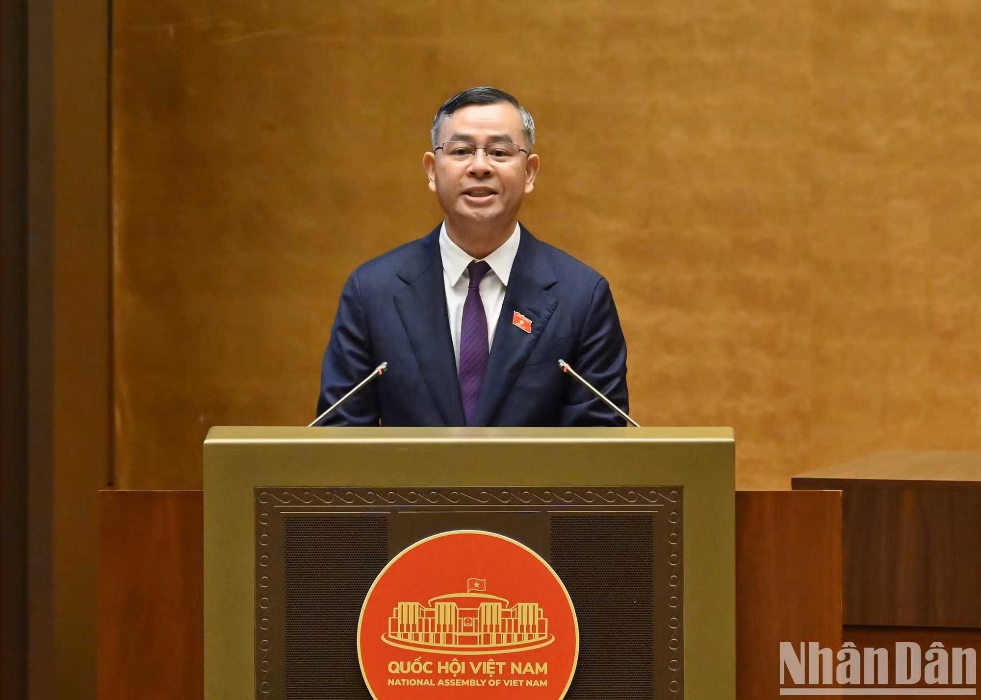 Le ministre des Finances, Ngo Van Tuan, présente les projets de loi modifiant la Loi sur les douanes ainsi que l'article 6 et l'annexe IV de la Loi sur l'investissement relatifs à la liste des secteurs d'activité soumis à des conditions d'investissement et d'exploitation.
