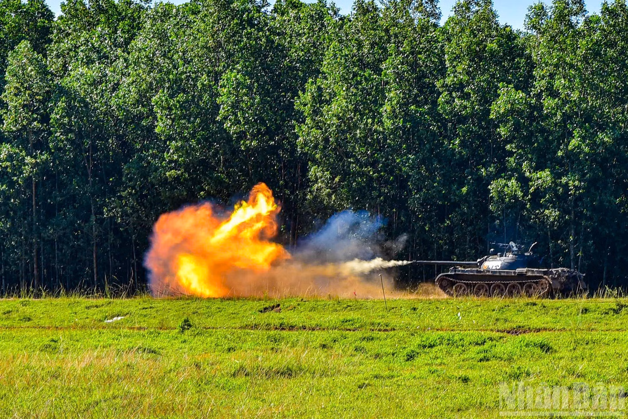 Un char ouvre le feu pour neutraliser les cibles, démontrant la maîtrise technique et la coordination de son équipage.