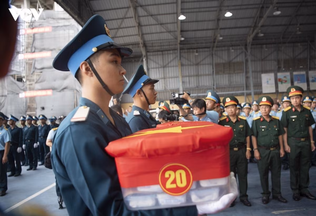 Les caisses contenant les échantillons biologiques de restes de soldats tombés pour la Patrie ont été déchargées de l’avion, en vue de leur remise et de la mise en œuvre des procédures de réception conformément à la réglementation. Photo : VOV.
