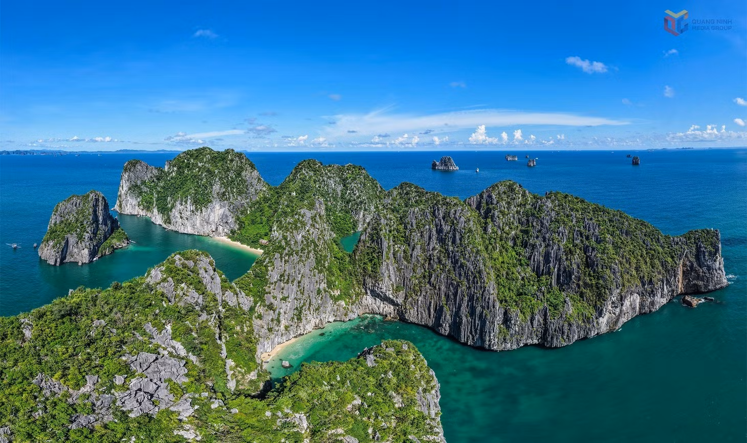 L’île de Mat Rong se détache au milieu des impressionnants îlots rocheux de la baie d’Ha Long. Photo : baoquangninh