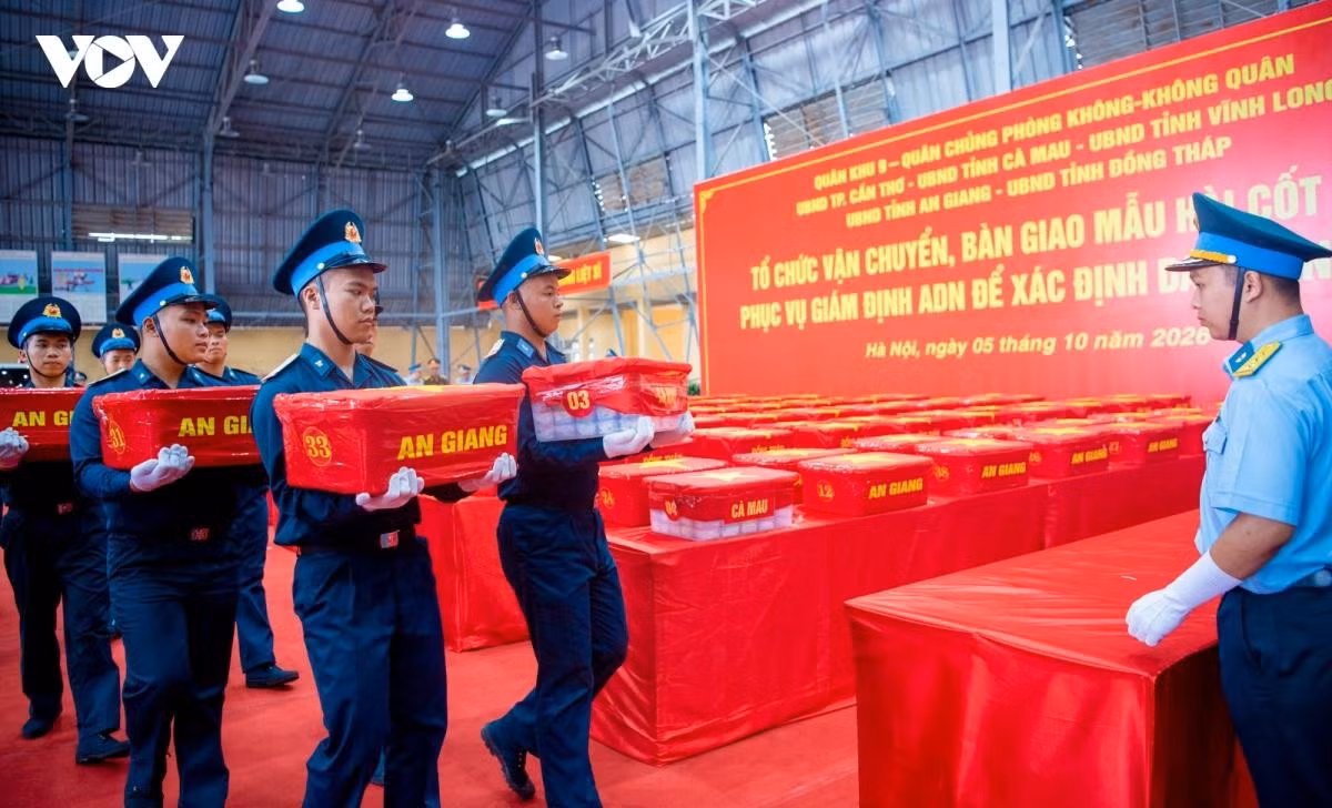 Plus de 15 000 échantillons biologiques de restes de soldats tombés pour la Patrie ont été transportés lors de la 11e opération, qui est également la première à être effectuée par avion de transport militaire. Photo : VOV.