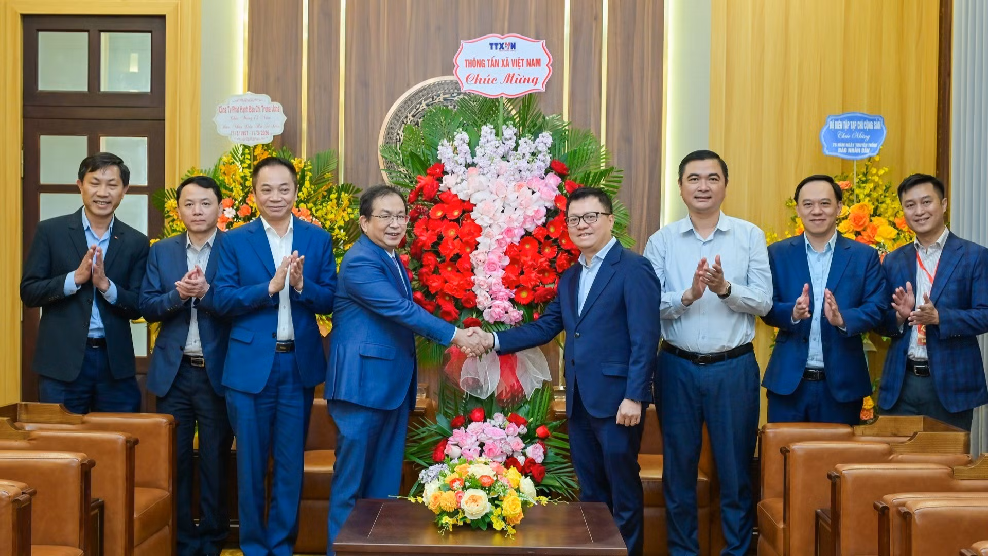 M. Le Quoc Minh, rédacteur en chef du journal Nhân Dân, reçoit la délégation de l’Agence vietnamienne d’information. (Photo : Bao Long)