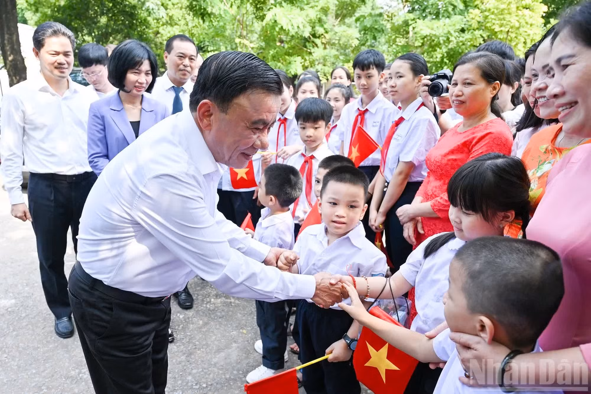 Le permanent du Secrétariat du Comité central du Parti, Tran Cam Tu, avec les enfants du Village SOS de Hanoi.