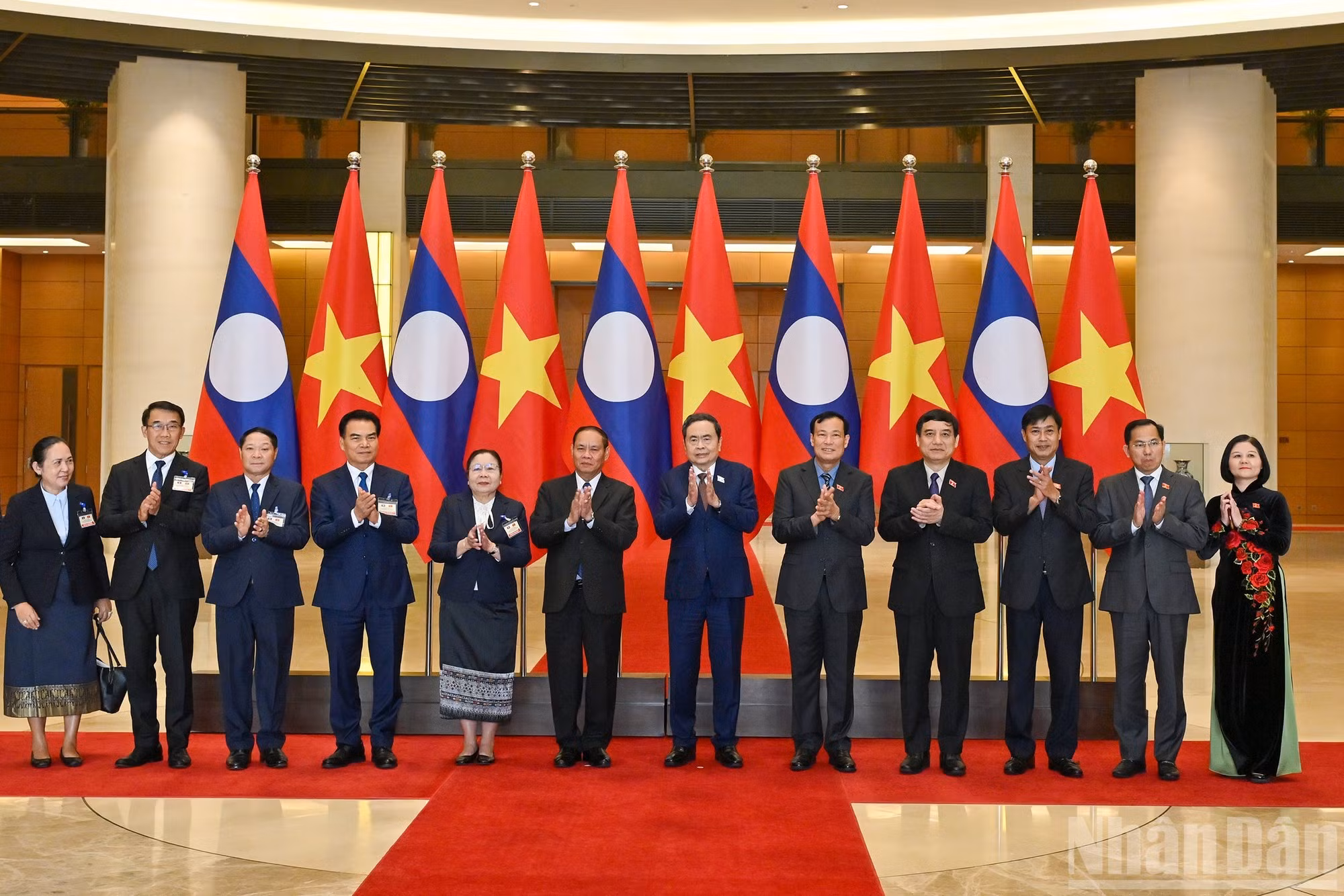 Le président de l’Assemblée nationale, Tran Thanh Man, le permanent du Secrétariat du Comité central du Parti populaire révolutionnaire lao, Vilay Lakhamphong et les représentants des deux parties lors de la rencontre. Photo : NDEL.