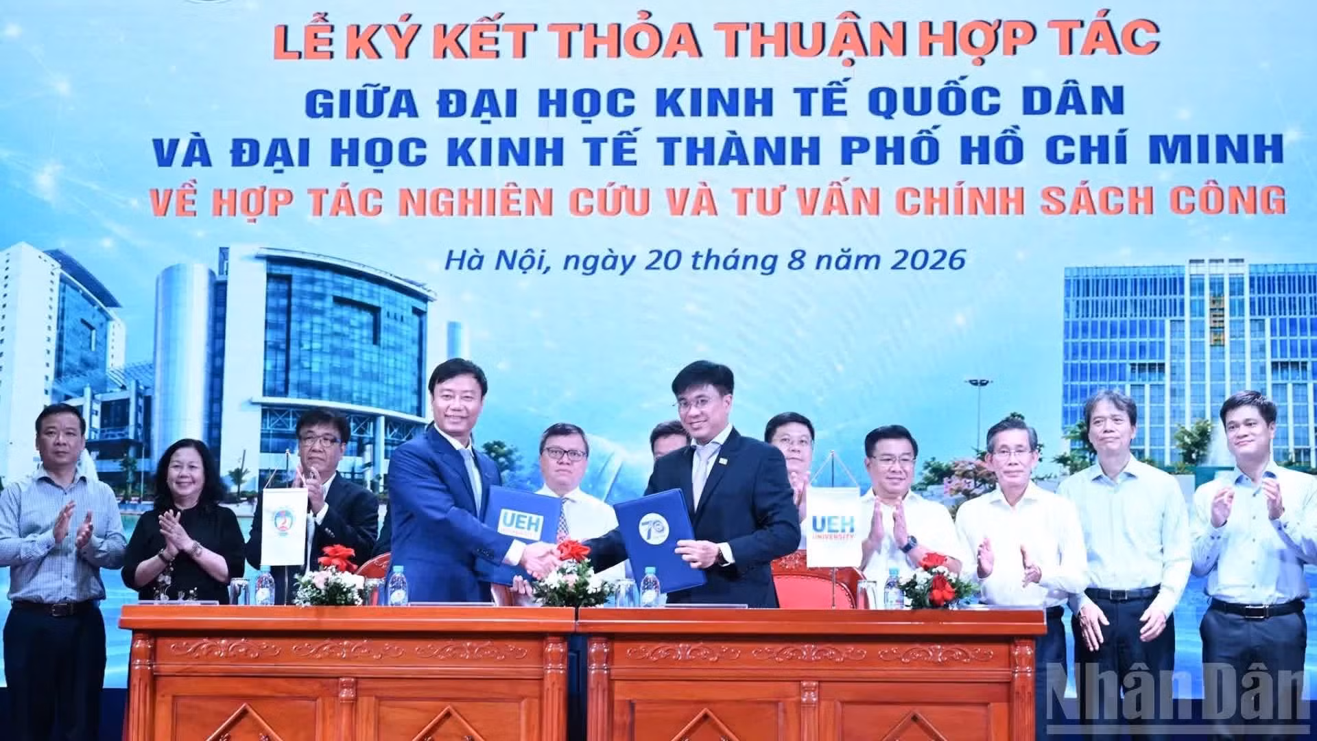 Le professeur associé, docteur Bui Duc Tho, secrétaire du Comité du Parti et directeur de l’Université nationale d’économie, et le professeur associé, docteur Bui Quang Hung, secrétaire du Comité du Parti et directeur de l’Université d’économie de Hô Chi Minh-Ville, signent un accord de coopération entre les deux universités dans les domaines de la recherche et du conseil en matière de politiques publiques.