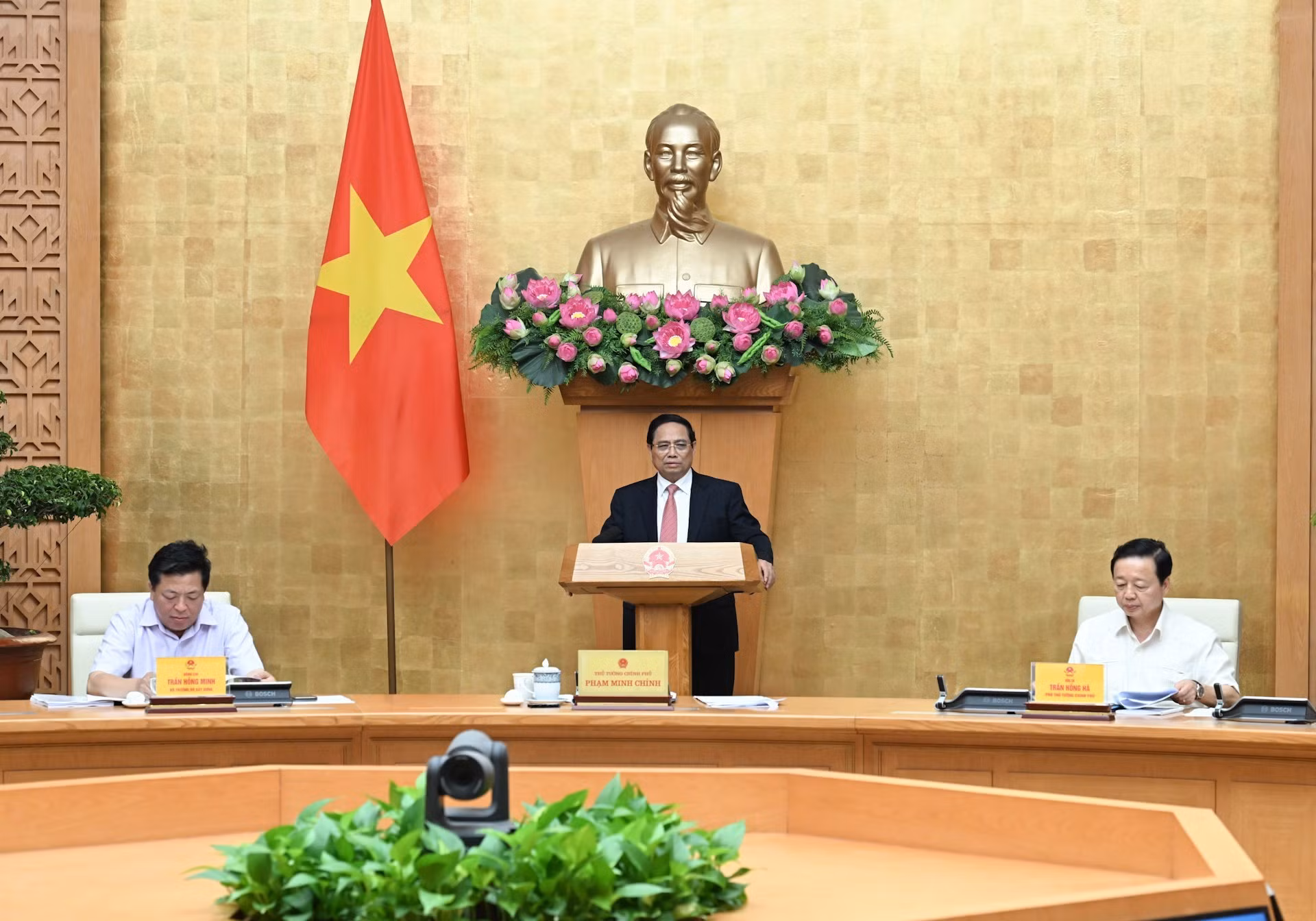 Le Premier ministre Pham Minh Chinh s'exprime lors de la réunion.