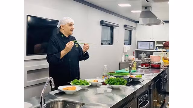 Rogério Lisboa partage la recette du « phở » au poulet. Photo : Journal Thoi dai
