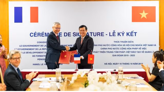 Cérémonie de signature de l'accord sur le développement du Centre franco-vietnamien de Formation à la gestion. Photo : cfvg.org.
