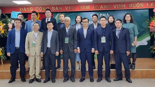 Les membres du Comité exécutif de l'Association vietnamienne des fabricants de produits respectueux de l'environnement pour le mandat 2022 - 2027. Photo : VNA.