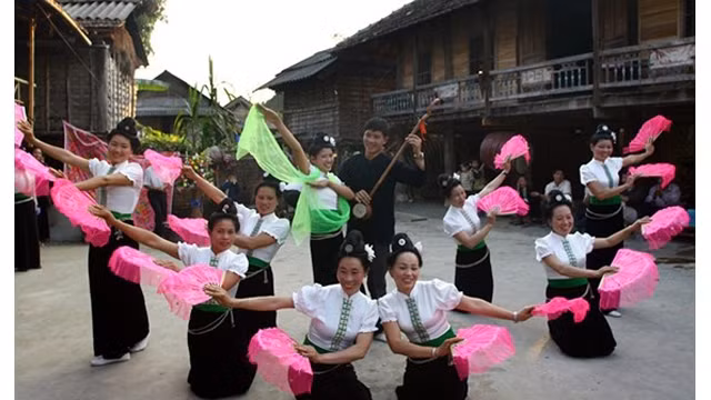 La danse « xoè » des Thai est une forme de danse traditionnelle originale liée à la vie des Thai de la région du Nord-Ouest. Photo: http://www.sggp.org.vn/