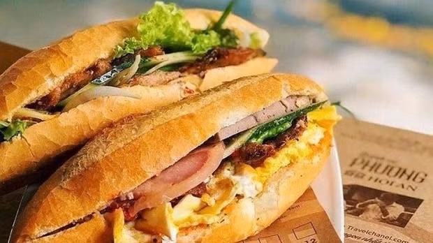 Le "banh mi", plat très populaire au Vietnam. Photo : VNA.