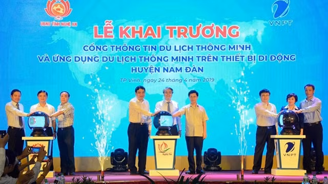 La cérémonie d’inauguration du portail d’information et des applications mobiles de tourisme intelligent du district de Nam Dàn. Photo: kinhtedothi.vn