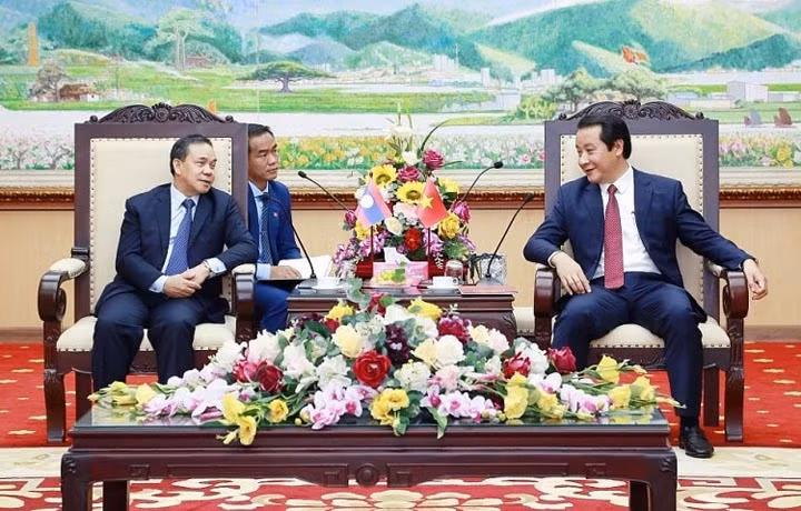 Le secrétaire adjoint permanent du comité du Parti de la province de Vinh Phuc, Pham Hoàng Anh (à droite), et l’ambassadeur du Laos au Vietnam, Sengphet Houngboungnuang. Photo : thoidai.