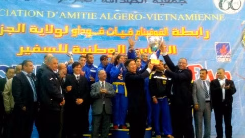 L'ambassadeur du Vietnam en Algérie, Vu Thê Hiêp (gauche), remet la coupe à l'équipe championne. Photo: VNA.