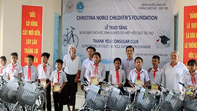Cérémonie de remise des vélos à des enfants pauvres de la province de Hâu Giang. Photo : Baohaugiang.
