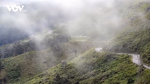 Admirer les nuages depuis le col de Hai Vân