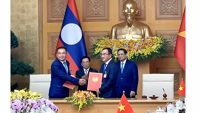 Signature de la coopération entre le groupe de l’électricité du Vietnam et du groupe Phongsubthavy du Lao. Photo : EVN.