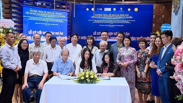 Cérémonie de signature du projet de coopération « Parlons la langue vietnamienne dans le monde ». Photo : thoidai.com.vn.