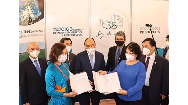 Le Président vietnamien, Nguyên Xuân Phuc (au centre), assiste à la cérémonie de signature du document de coopération bilatérale dans la recherche et la production de produits biologiques. Photo : VNA.