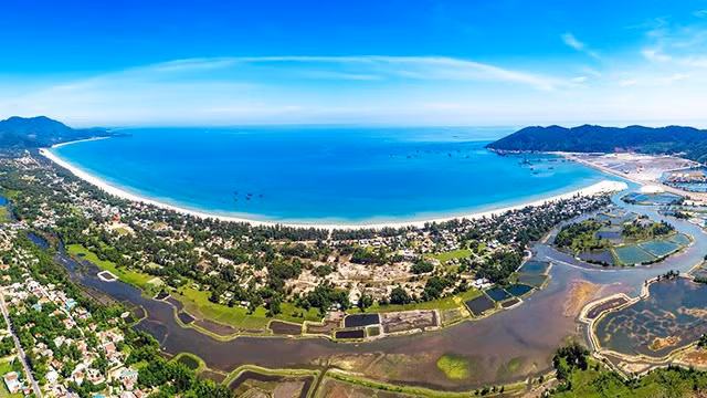 Vue en haut de la baie de Lang Cô. Photo : VNA. 