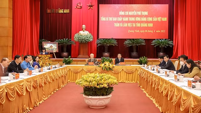 Séance de travail entre le Secrétaire général du Parti, Nguyên Phu Trong, et les autorités de la province de Quang Ninh. Photo : VOV.