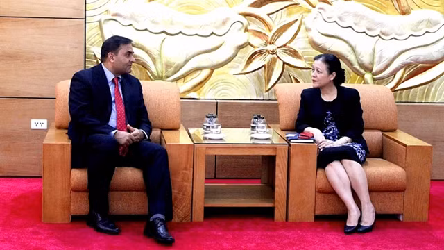 La présidente de l’Union des Associations d’amitié du Vietnam, Nguyên Phuong Nga (à droite), et le chargé d’affaires pakistanais au Vietnam, Qamar Abbas Khokhar. Photo: thoidai.com.vn