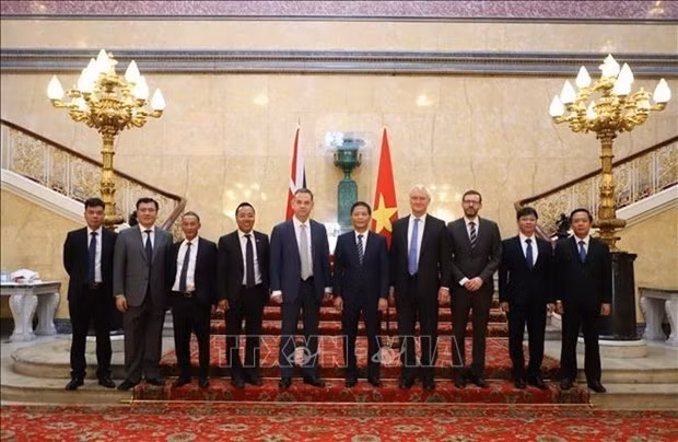 Le membre du Bureau politique et président de la Commission économique du Comité central du Parti, Trân Tuân Anh, et des représentants britanniques. Photo : VNA.