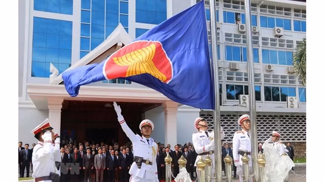 La cérémonie du lever du drapeau au Laos pour célébrer le 52e anniversaire de l’ASEAN, le 6 août à Vientiane. Photo : VNA.