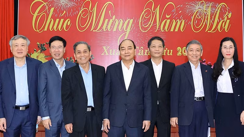 Le Premier ministre Nguyên Xuân Phuc (au centre) lors de la rencontre avec d’anciens dirigeants du Parti, de l’État et des localités de la région centrale, le 6 février à Dà Nang. Photo : VGP.