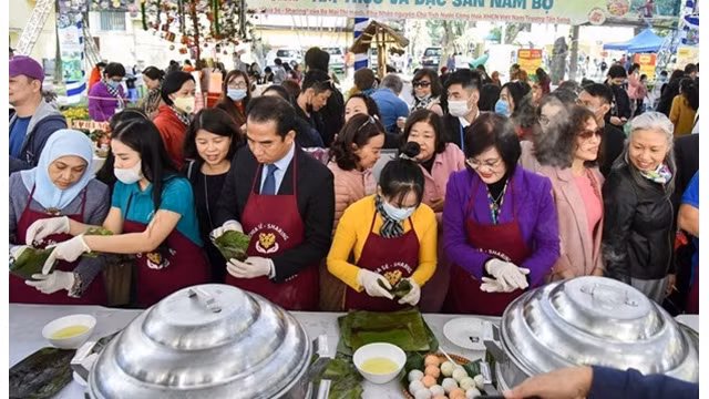 Les délégués visitent les stands de présentation des plats. Photo : VNA.