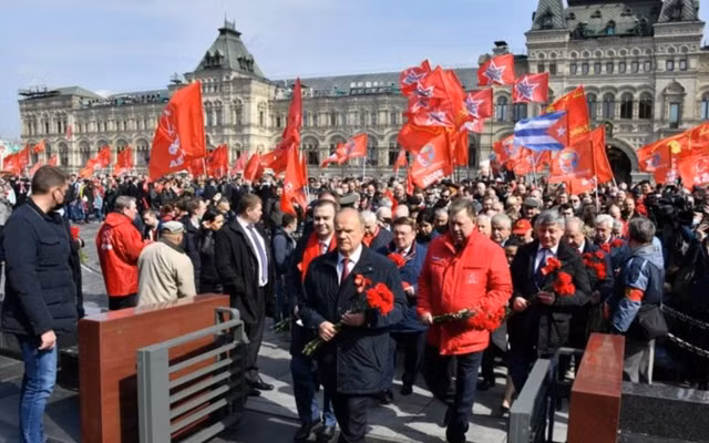 La délégation conduite par Gennady Zyuganov, chef du KPRF, dépose de fleurs au mausolée de Lénine. Photo : NDEL.