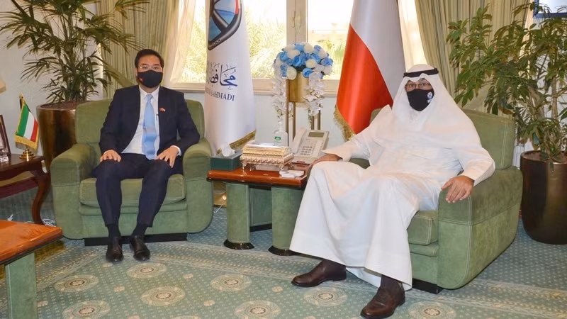 L’ambassadeur du Vietnam au Koweït, Ngô Toàn Thang (à gauche) rend une visite de courtoisie le 26 mai au prince Fawaz Al-Khaled Al-Hamad Al-Mubarak Al-Sabah. Photo: BQT. 