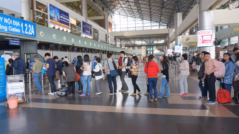 À l’aéroport de Nôi Bai, Hanoi. Photo: Duy Khanh/NDEL.